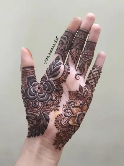 The design continues to grow with more floral elements added to the palm. I love building up the pattern piece by piece.