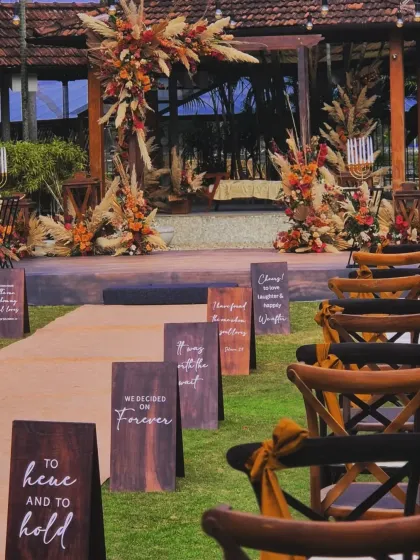 A full view of the personalized aisle, showing how the series of signs creates a narrative path for the couple. This is a detail that guests always love and remember.