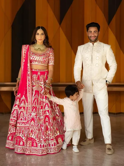 A beautiful family portrait from the Mehendi celebration. The makeup for all family members is coordinated to be elegant, timeless, and picture-perfect.