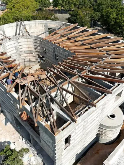 The roof structure of the House of Galleries in Kutch, inspired by local embroidery patterns. The timber trusses also recall the hulls of traditional ships built in the nearby coastal town of Mandvi.