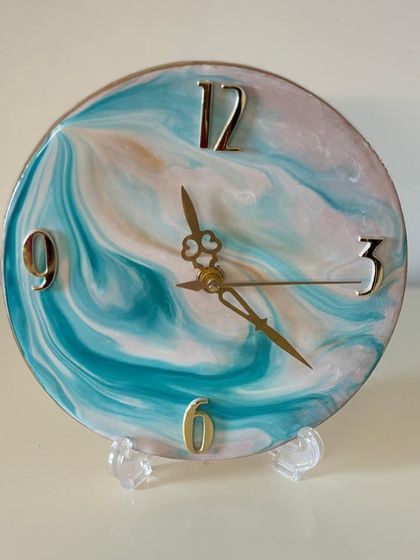 Artist Anitha Balu created these unique pieces, including a full chess set and a clock that fuses resin with a ceramic base, blending traditional and modern methods.