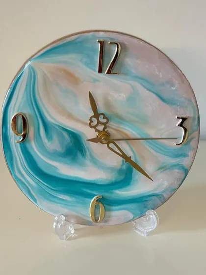 Artist Anitha Balu created these unique pieces, including a full chess set and a clock that fuses resin with a ceramic base, blending traditional and modern methods.