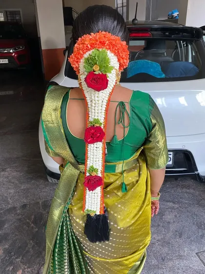 I love working with fresh flowers, and this traditional mogina jade is a perfect example. I wove fragrant jasmine and vibrant roses into the braid, creating a beautiful and customary hairstyle for a South Indian wedding ceremony.