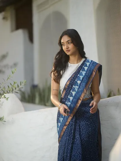 My work for e-commerce brands like Avantra requires a focus on clean, relatable beauty. For this shot, I created a soft, natural makeup look with gentle waves in the hair, ensuring the model looks fresh and elegant while keeping the focus on the product.