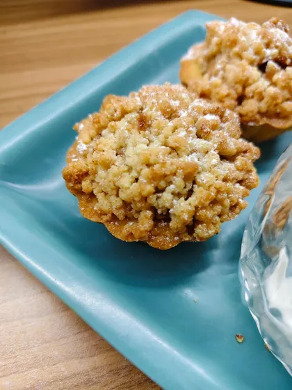 Sweet, crumbly, and impossible to resist. Our mini apple crumble tarts are a comforting classic, perfect for any dessert table.