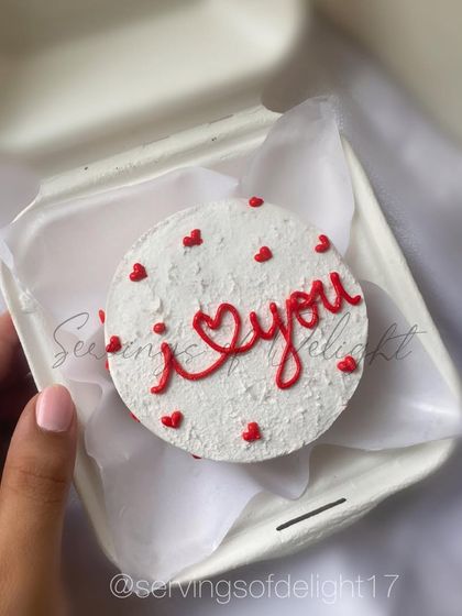 A classic "I love you" bento cake with a textured finish. Sometimes the simplest messages are the sweetest.