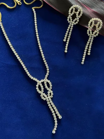 Transform your style with a set that radiates refined beauty. This diamond necklace and earring set, with its unique knot design, is perfect for making an impression at any special event.