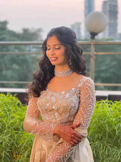 The perfect combination of sparkle and softness for a Sangeet. The glitter on the eyes catches the light beautifully, while the rest of the makeup remains fresh and radiant.