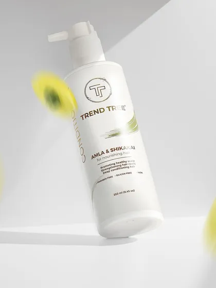 A duplicate of image 6, this dynamic shot of a floating conditioner bottle is a prime example of creative product photography that grabs attention.