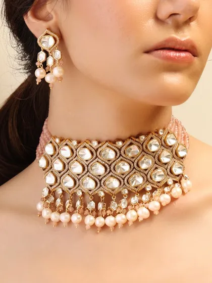 Soft elegance in pink. This wide choker is crafted with a lattice of polki diamonds and finished with delicate pink pearl and bead drops, perfect for a romantic bridal look.