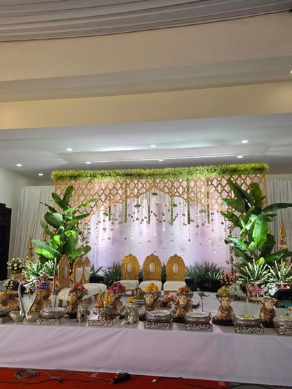 A wider view of the gold lattice and banana leaf stage.
