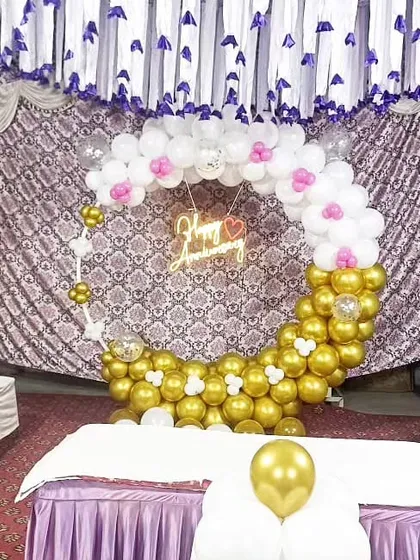 The anniversary decoration placed in front of a covered table, ready for the party to begin.