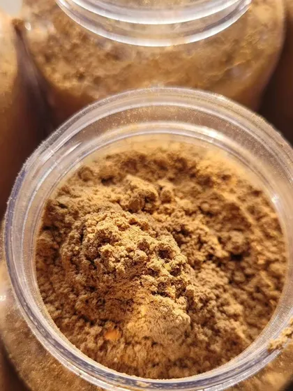 The fine texture of the Chocolate Ubtan powder ensures it mixes into a smooth paste for easy application.