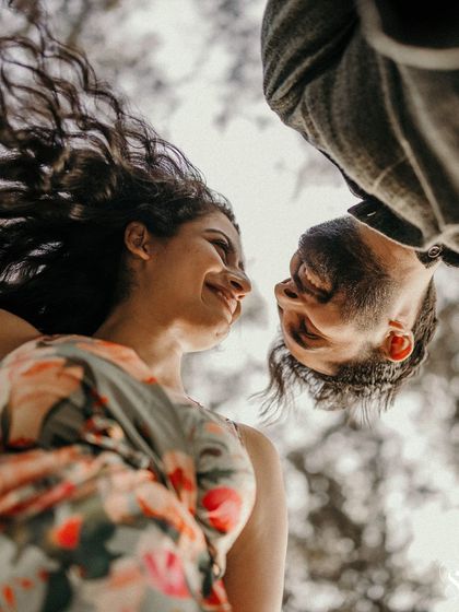 A creative, upside-down perspective that changes the world. This playful and artistic shot captures the couple's smiles from a unique angle, full of joy and originality.