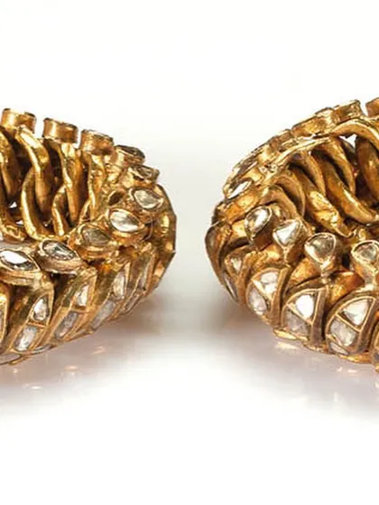 A close-up of the diamond polkis set in the flexible gold links of these circa 1820 bangles. The screw hinge is also set with diamonds, showcasing the incredible attention to detail.