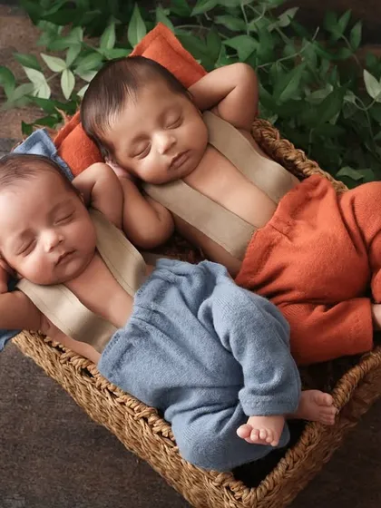 Just chilling. This playful pose with twin newborns relaxing in a basket is full of personality. It’s a fun way to capture their connection and create a memorable photo.