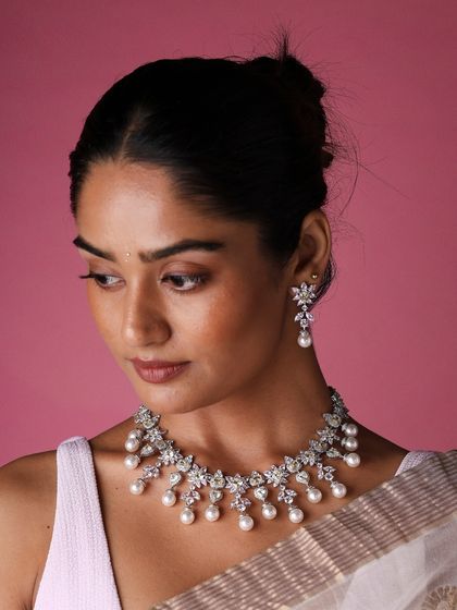 A portrait of elegance, this image shows how the Yellow Sapphire and Pearl bridal set sits gracefully, illuminating the bride’s neckline. The design is substantial yet feels delicate and feminine.