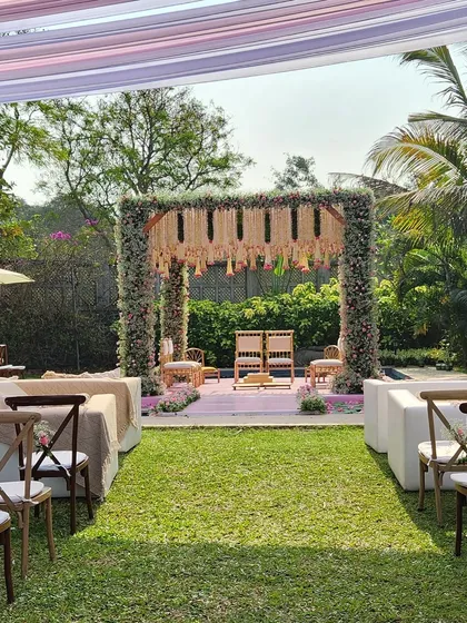 A wider view of the garden and poolside wedding, showing how the decor harmonizes with the natural greenery.