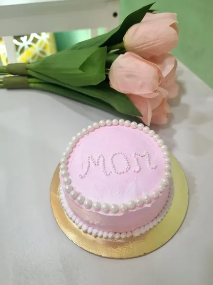 A simple and elegant cake to celebrate Mom. This pink bento cake is decorated with delicate pearl borders and the word 'MOM' piped in the center, a sweet way to show your appreciation.