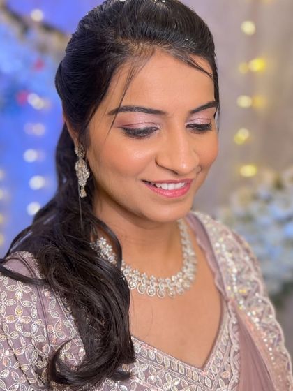 This client chose a delicate American diamond necklace set for her event. It’s a subtle and classy rental piece that works well for daytime functions or more intimate gatherings.