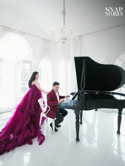 An elegant indoor setting with a grand piano creates a classic and romantic atmosphere. This photo demonstrates how I style sophisticated pre-wedding portraits that feel both timeless and personal.