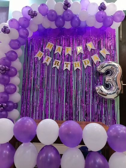 A closer view of the purple and white half-arch decoration.