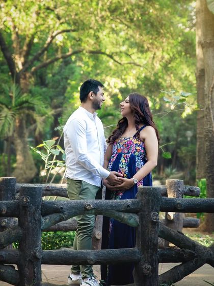 An intimate moment on a bridge during a park photoshoot. I help couples find natural ways to interact that translate into beautiful, emotional photographs.
