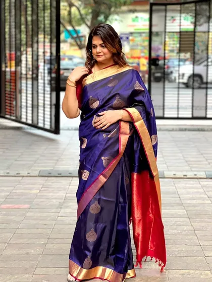 The rich colors of the Paithani saree are the star here, paired with simple makeup and hair.