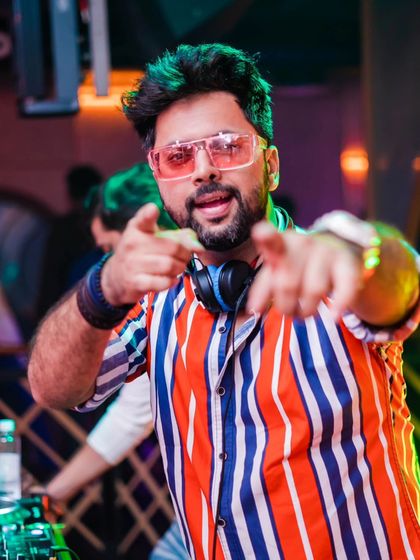 A repeat of a great shot because the energy is worth showing twice. I'm here to entertain you, and this picture says it all.