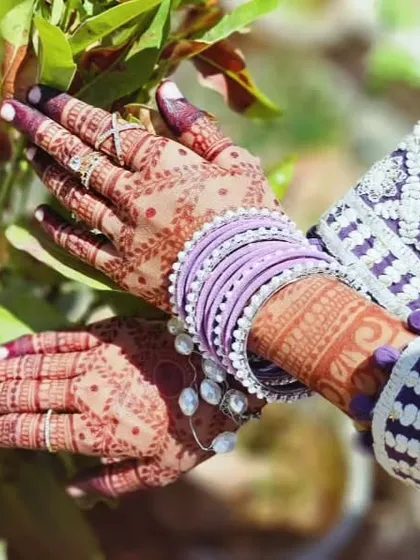 Another angle of the Eid stain, looking so pretty with the purple bangles.