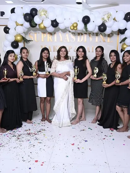 The full group of graduates from SD Batch 13, holding their awards.
