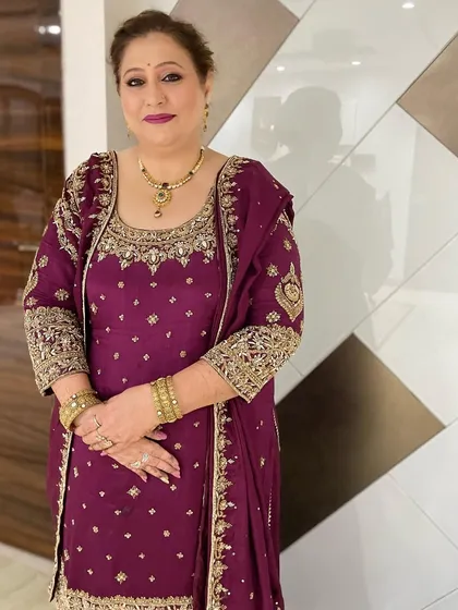 A polished and elegant look for this lovely guest. Her purple embroidered suit is complemented by a soft makeup look and a simple hairstyle, perfect for a family gathering.