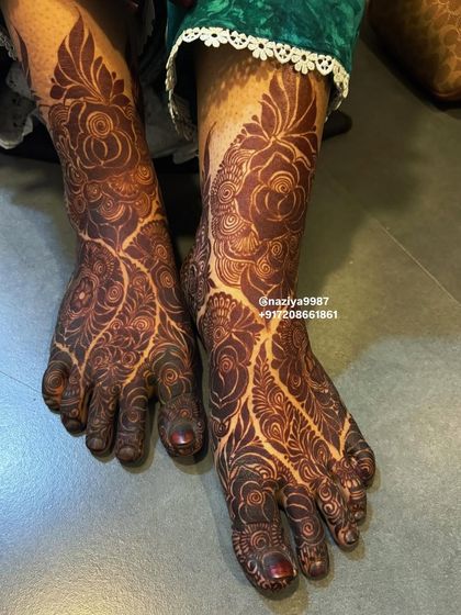 The rich, dark stain on this foot design is just perfect. The pattern features a modern take on a traditional vine.