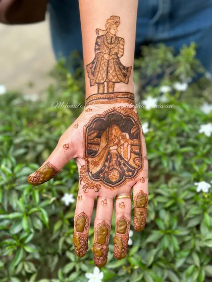 A bridal mehendi with a portrait of the bride and groom. This is a beautiful way to personalize your wedding henna and make it truly yours.