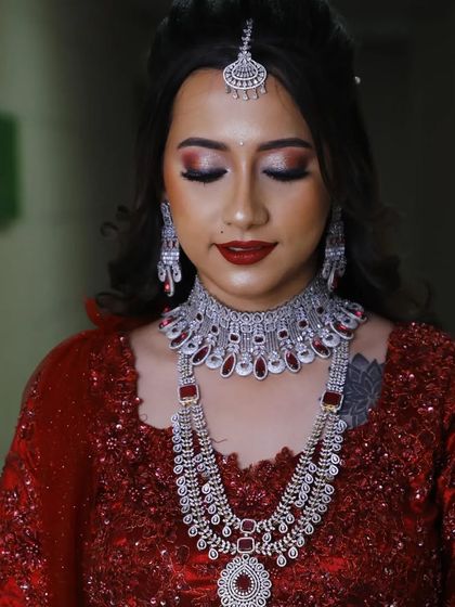 A stunning reception look featuring our silver-toned set with red stones. The bold red lip and the sparkling jewellery create a very glamorous and confident look.