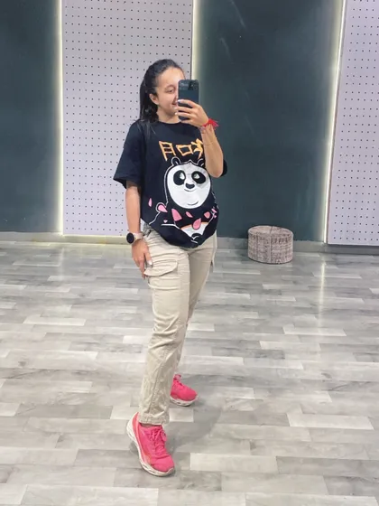 The post-dance glow is real! A quick mirror selfie after a great session, feeling happy and energized.