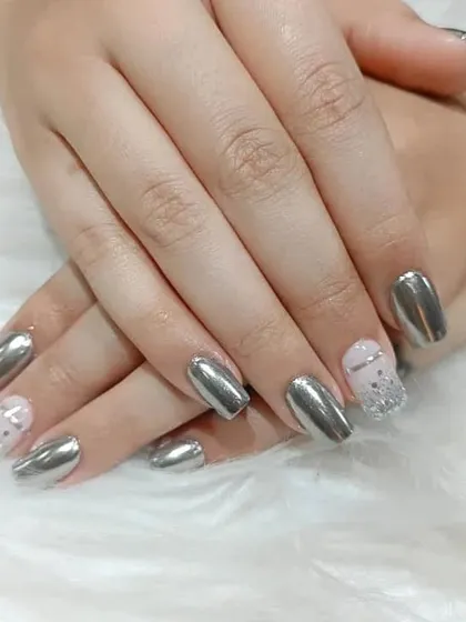 Another view of the silver chrome nails, showing off their mirror-like shine.