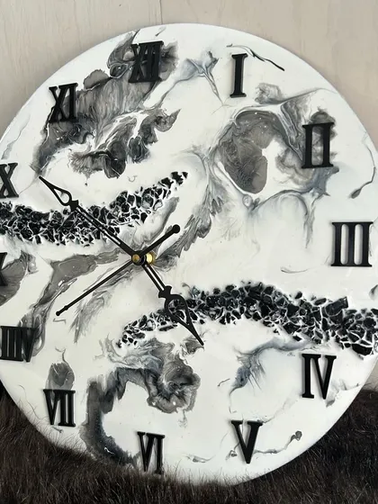 A classic black and white marble design with black crystals for a sleek, monochromatic look.