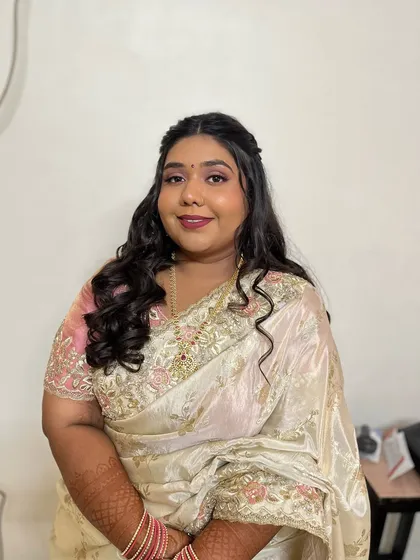 I believe in celebrating every skin tone in its most authentic form. For this gorgeous client, I created a flawless, glowing base that enhanced her beautiful dusky skin without any whitening or heavy filters. This is pure artistry, just you, but extra fabulous.