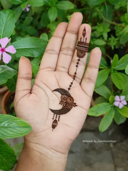 Another shot of this lovely Ramadan-themed henna, set against a backdrop of green leaves.