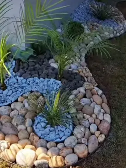 Small details make a big difference. We use decorative pebbles in different colors and sizes to create beautiful, low-maintenance designs and patterns within the garden beds.