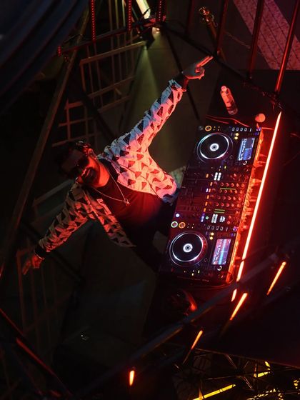 A duplicate of the creative tilted shot.