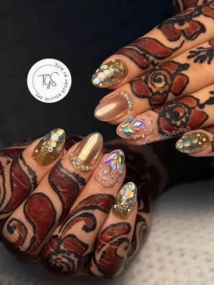 A close-up of one of my favorite bridal sets, designed to match the client's henna. This look combines gold chrome, chunky glitter, and iridescent crystals for a truly show-stopping effect on her special day.