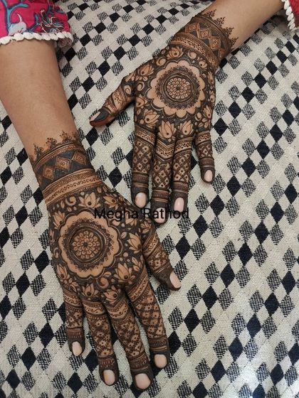 A beautiful combination of mandala art on the palms with intricate cuff and finger details, perfect for festivals and special occasions.