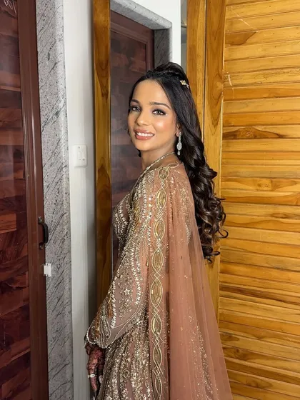 Her sangeet look features a soft glam makeup style with a nude lip, letting her outfit and jewelry do the talking.