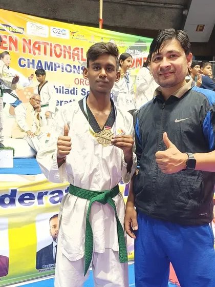 Posing with a student who won a gold medal at the Open National Taekwondo Championship.