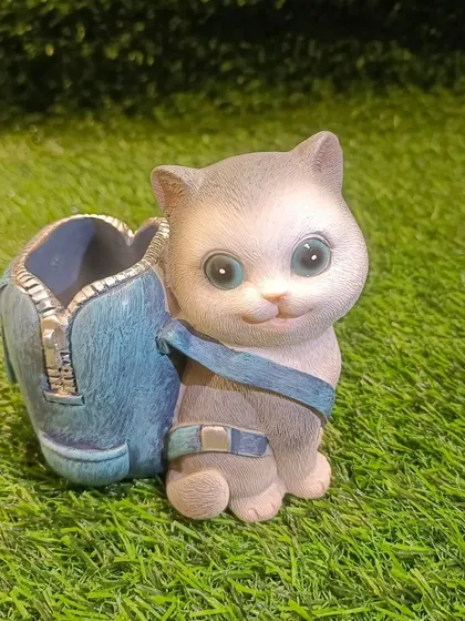 A cute cat penholder with a denim-style backpack to hold your stationery.