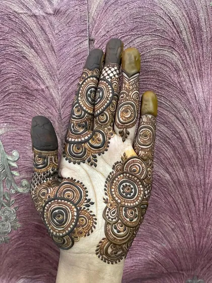 A little self-love with this design. The pattern is made of interconnected mandalas of different sizes, creating a beautiful and complex look on the back of my hand.