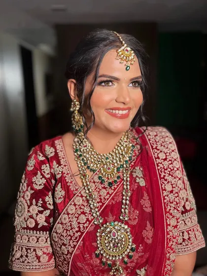A happy and confident bride. Nutisha's makeup was designed to be comfortable and long-lasting for her pheras.