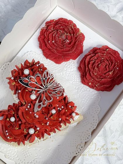 A closer look at my Valentine's special hamper. It includes a heart-shaped bento cake with red frosting and two detailed chocolate peonies, which are almost too pretty to eat!